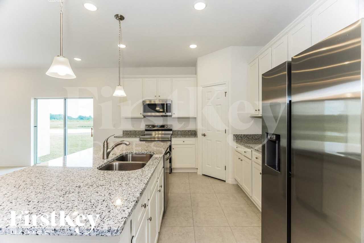 1606 Isleta Loop - Photo 7 of 17