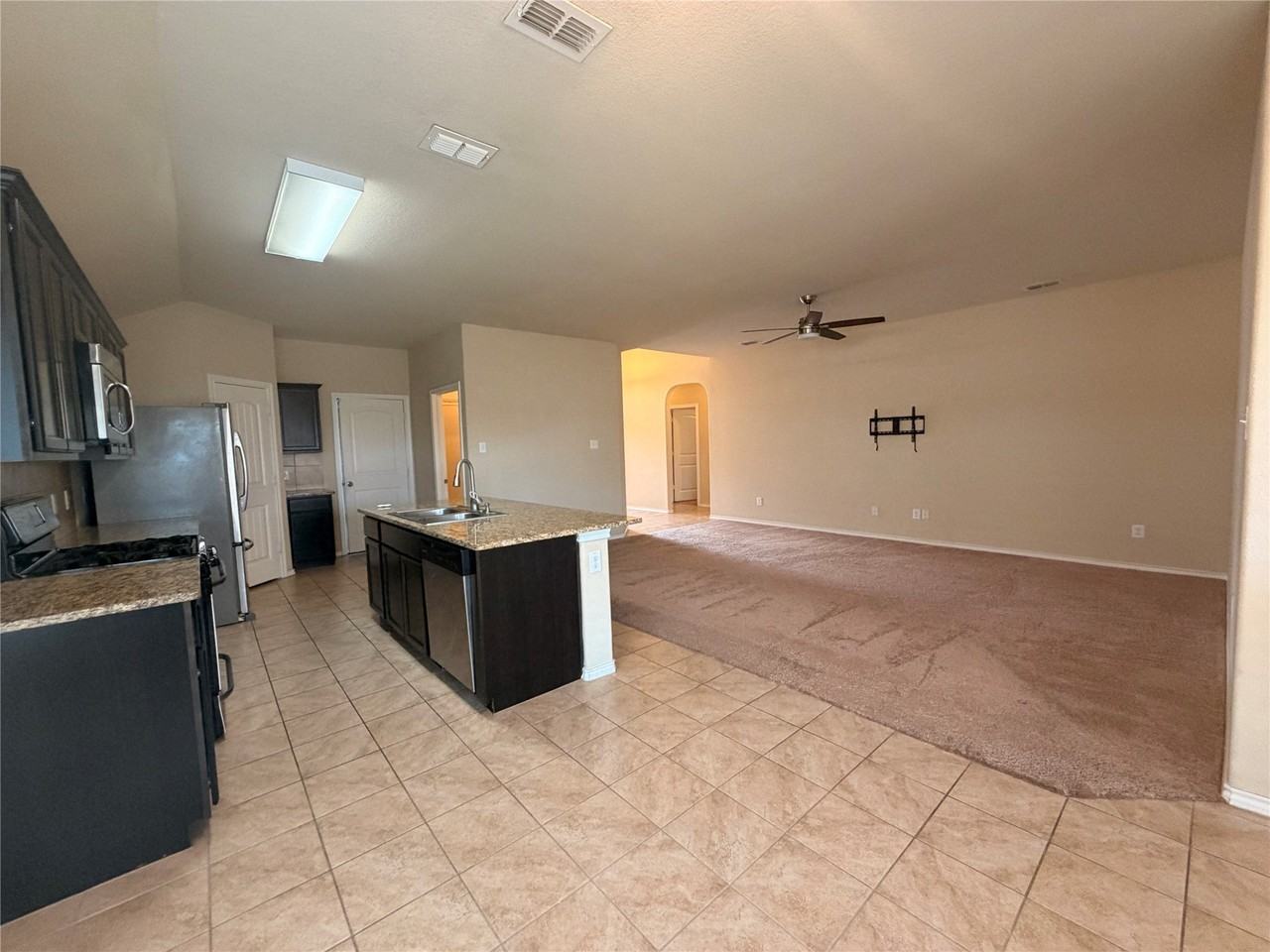 6320 Sails St - Photo 3 of 19