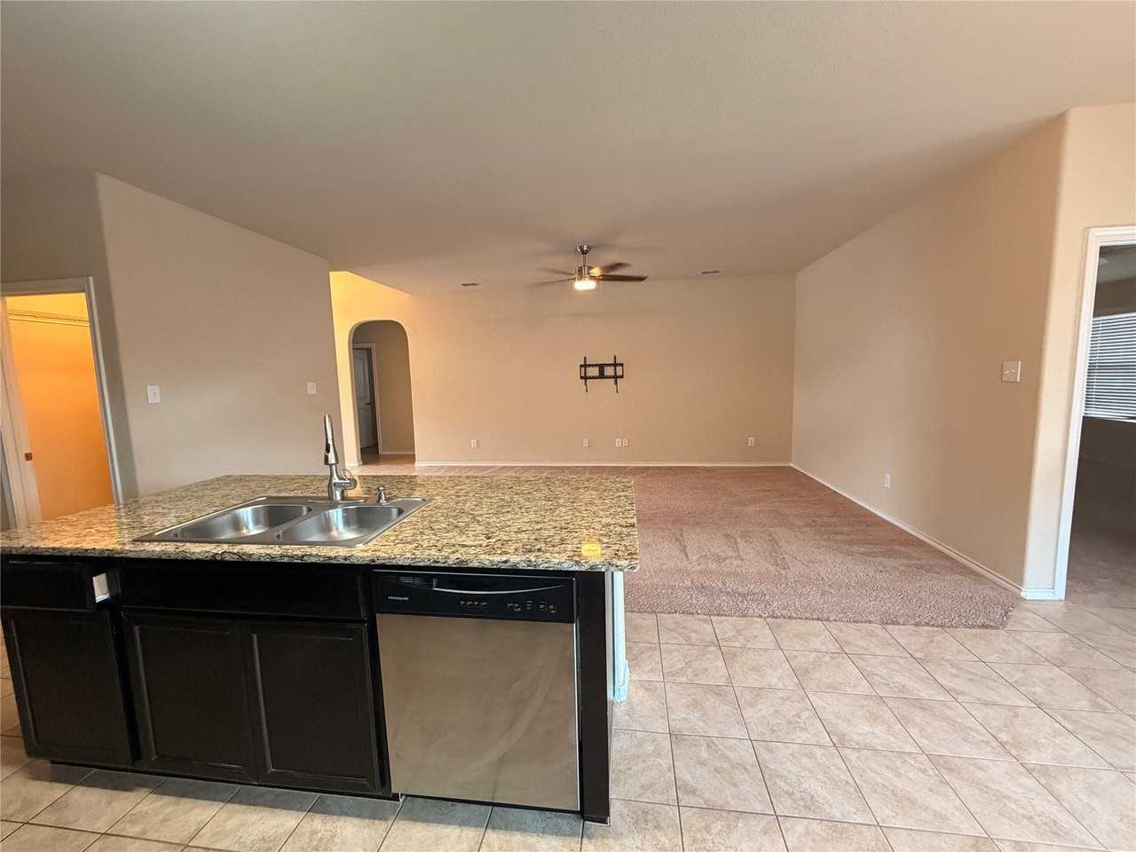 6320 Sails St - Photo 5 of 19