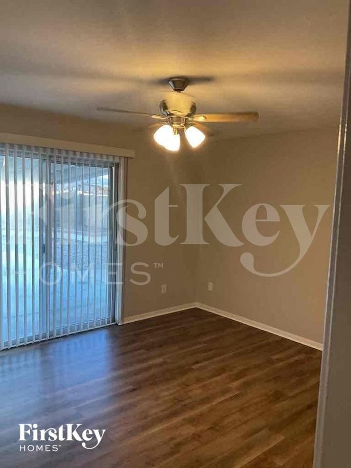 3842 W Cheryl Dr - Photo 4 of 10