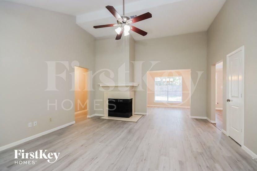 2422 Sherwood Hollow Ln - Photo 3 of 15