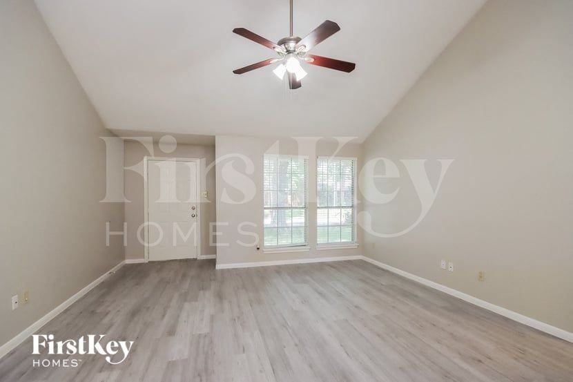2422 Sherwood Hollow Ln - Photo 4 of 15