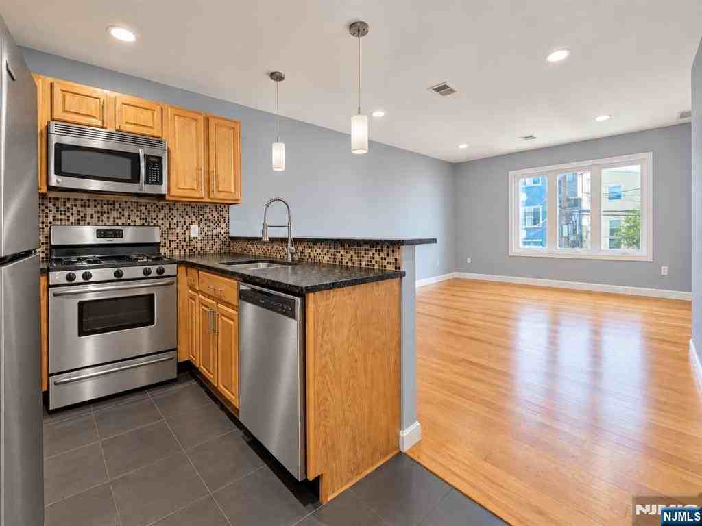 328 John St ##2nd - Photo 6 of 14
