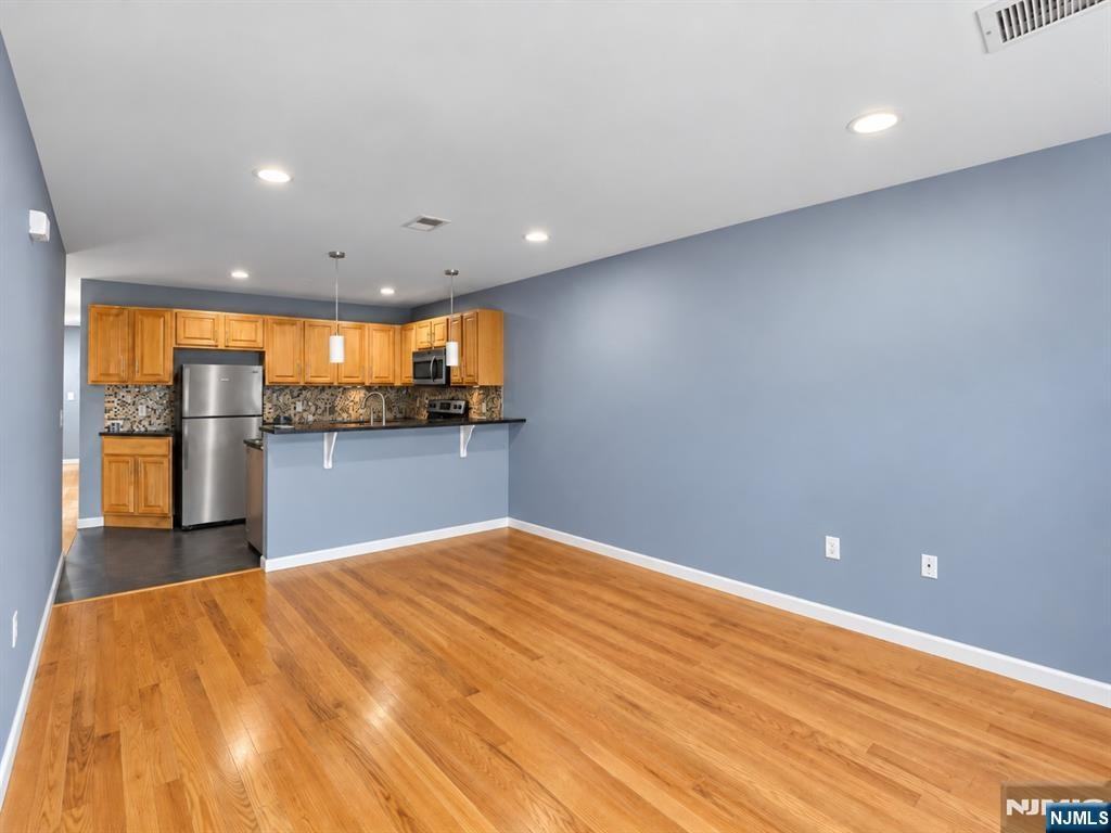 328 John St ##2nd - Photo 7 of 14