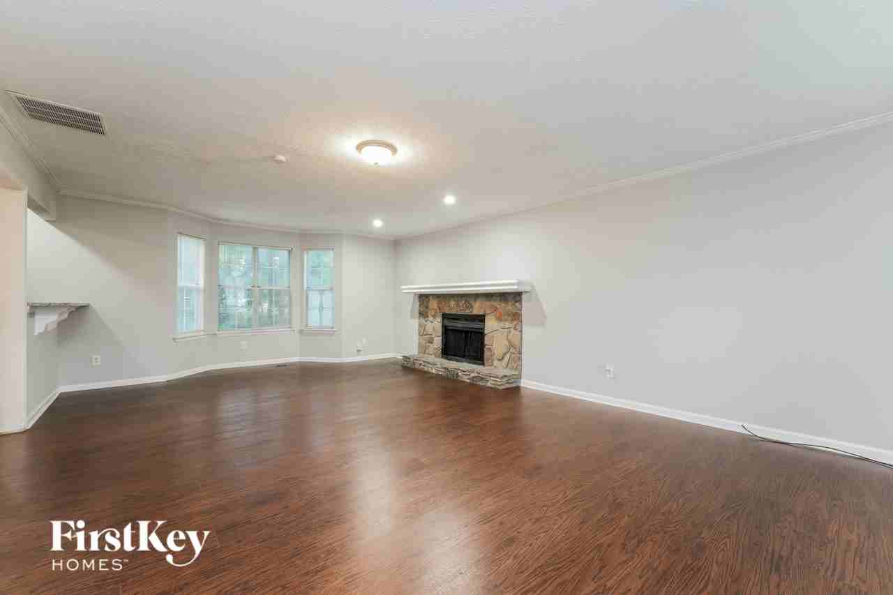 555 Sherwood Grn - Photo 2 of 16