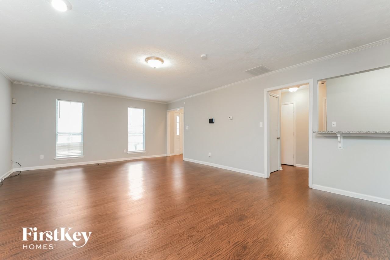 555 Sherwood Grn - Photo 3 of 16