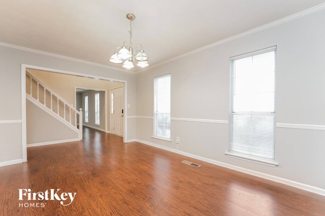 555 Sherwood Grn - Photo 4 of 16