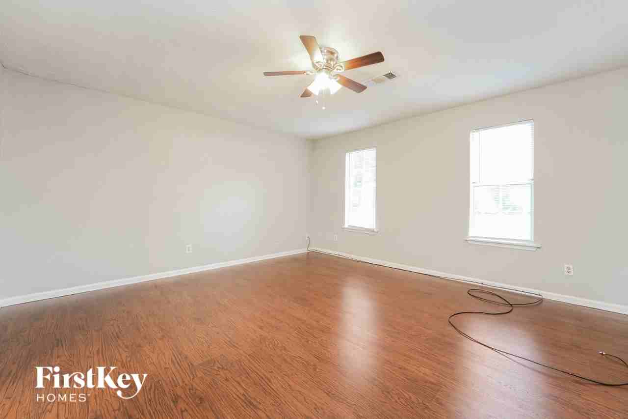 555 Sherwood Grn - Photo 7 of 16