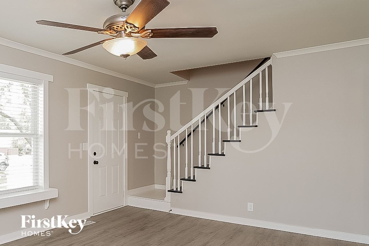 2423 Paddock Dr - Photo 2 of 15