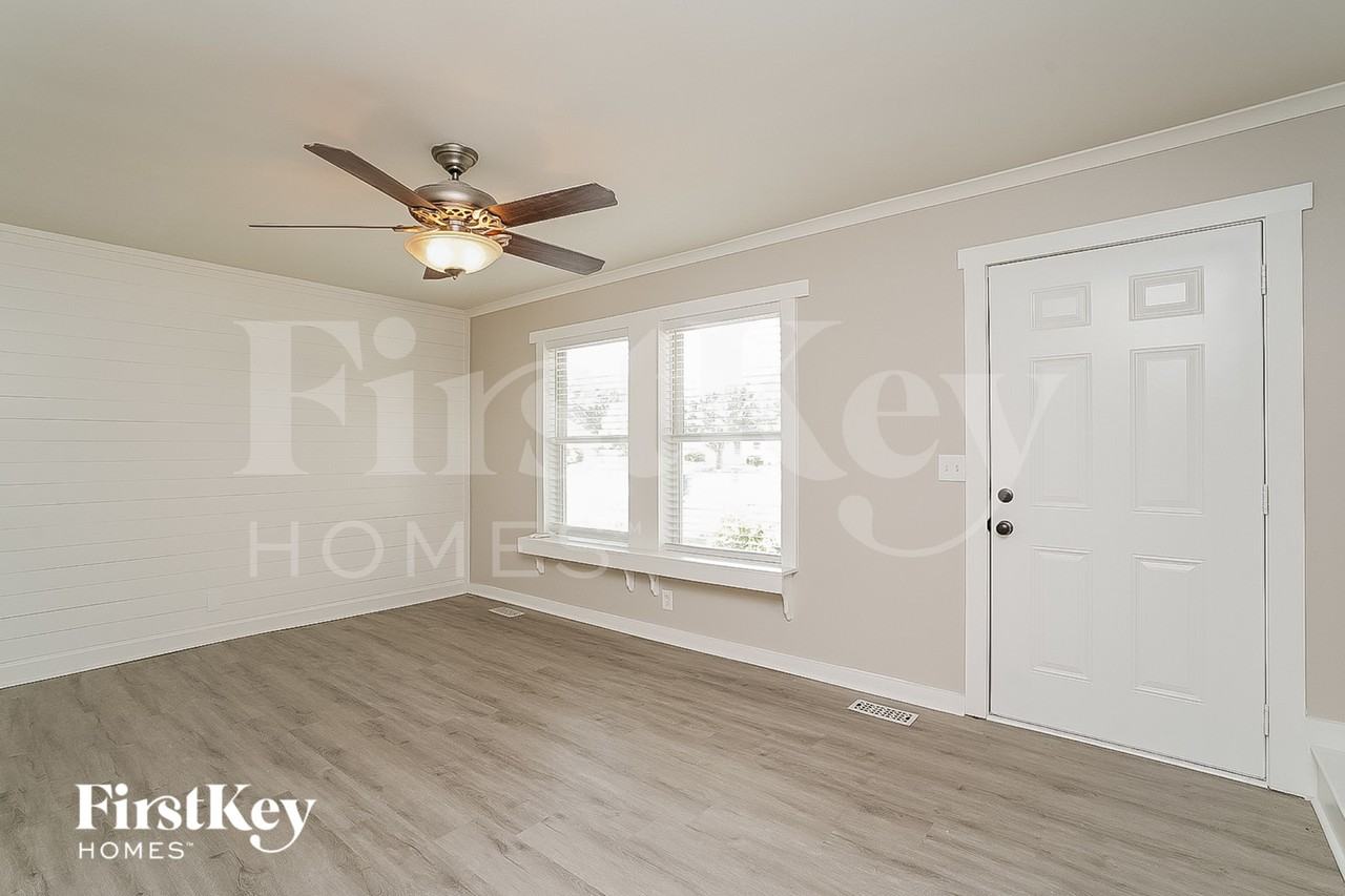 2423 Paddock Dr - Photo 3 of 15