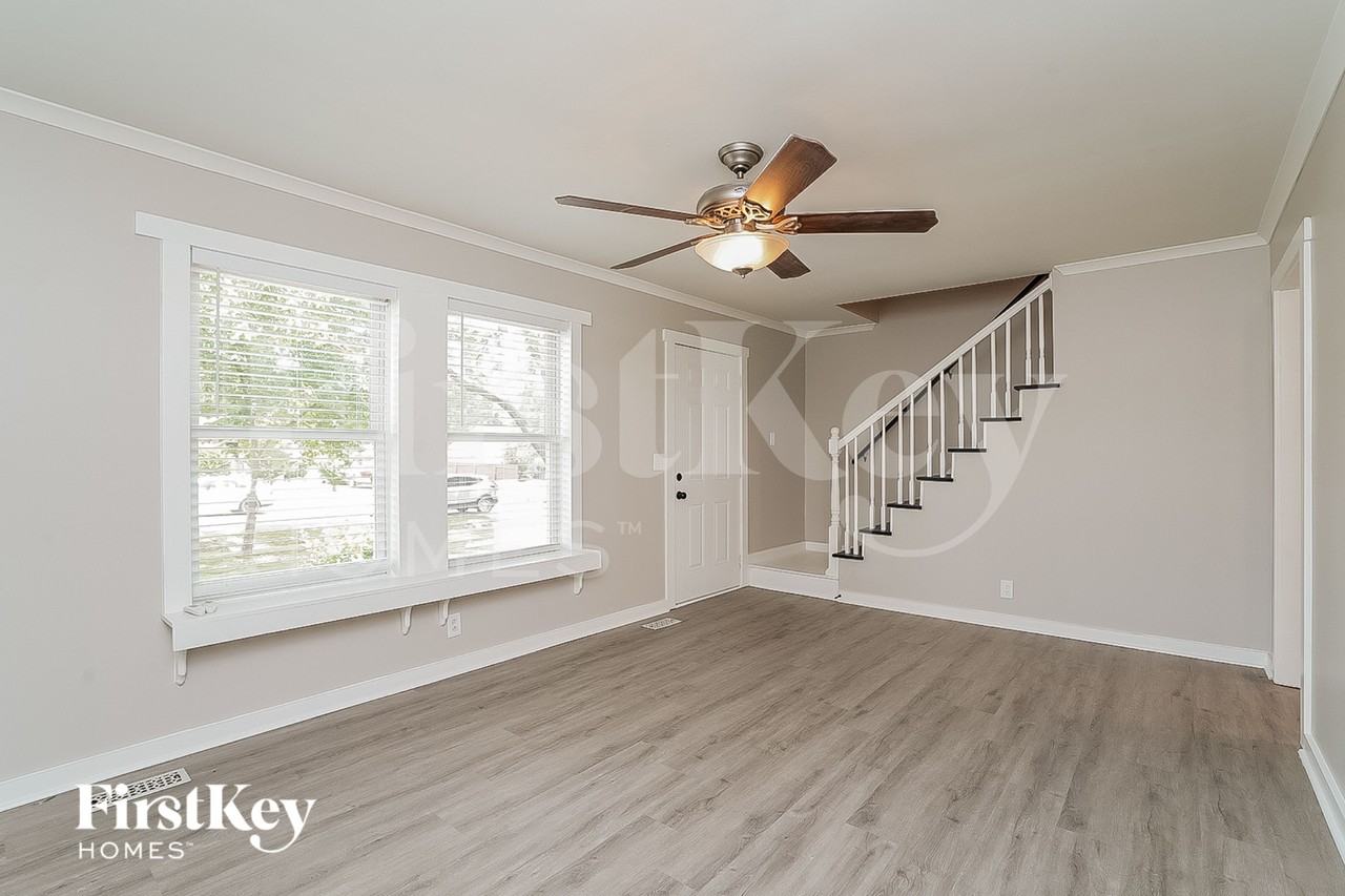 2423 Paddock Dr - Photo 4 of 15