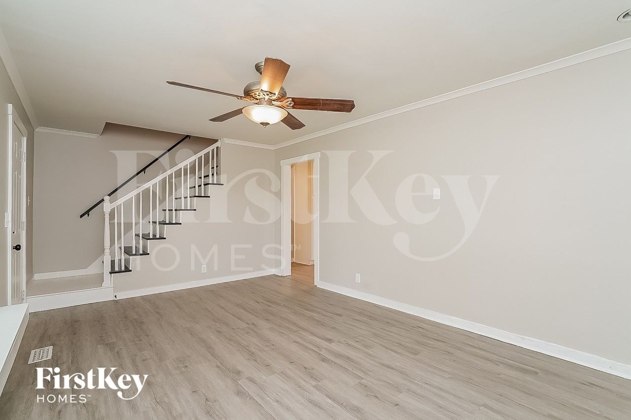2423 Paddock Dr - Photo 5 of 15
