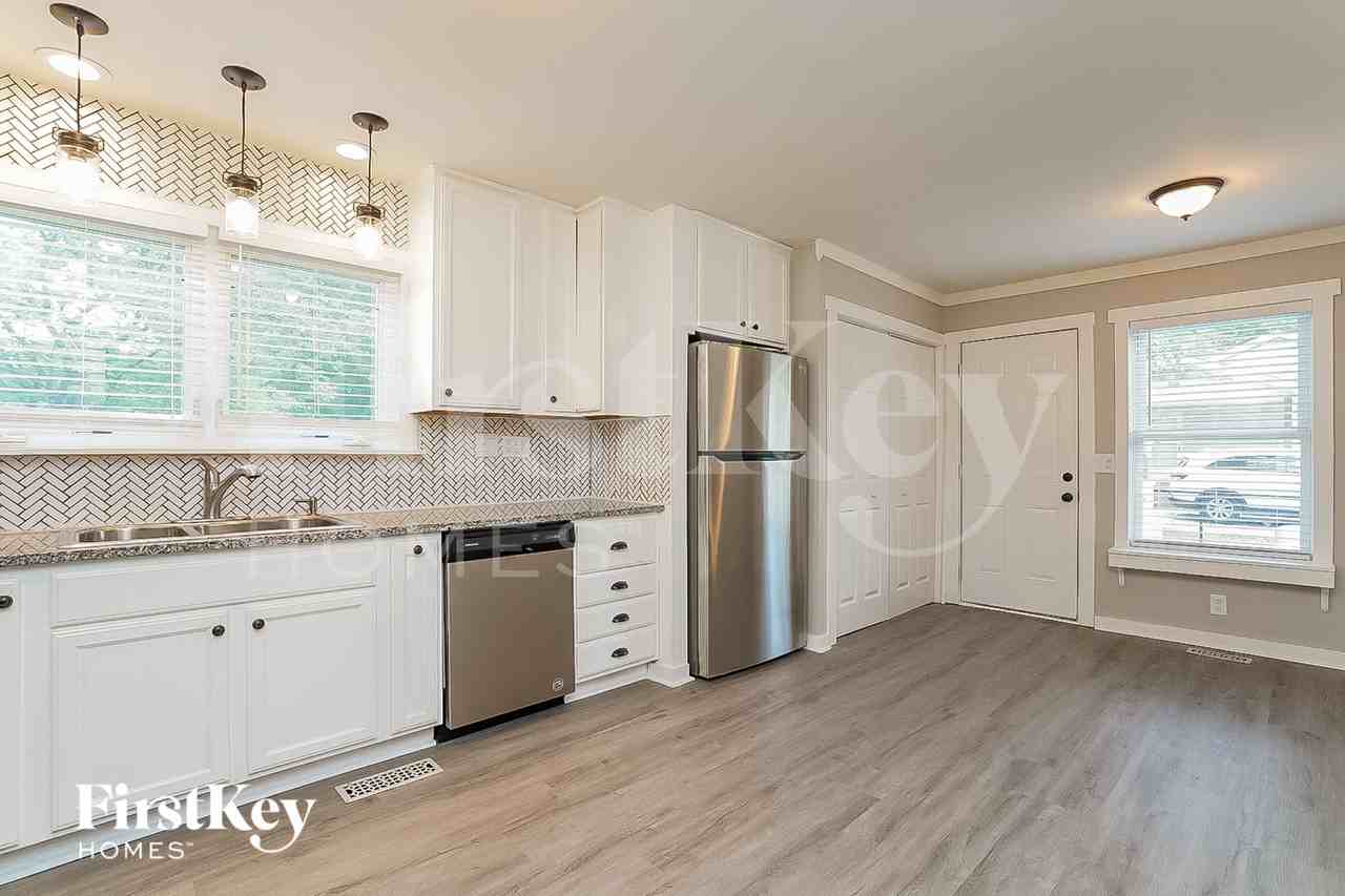 2423 Paddock Dr - Photo 6 of 15