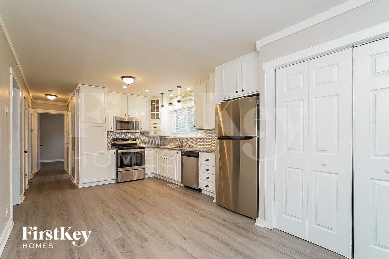 2423 Paddock Dr - Photo 7 of 15