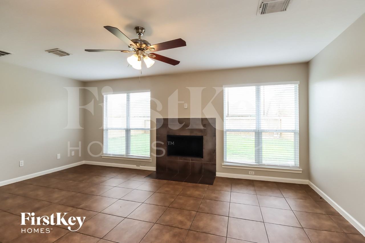 2305 Shady Pine Dr - Photo 3 of 15