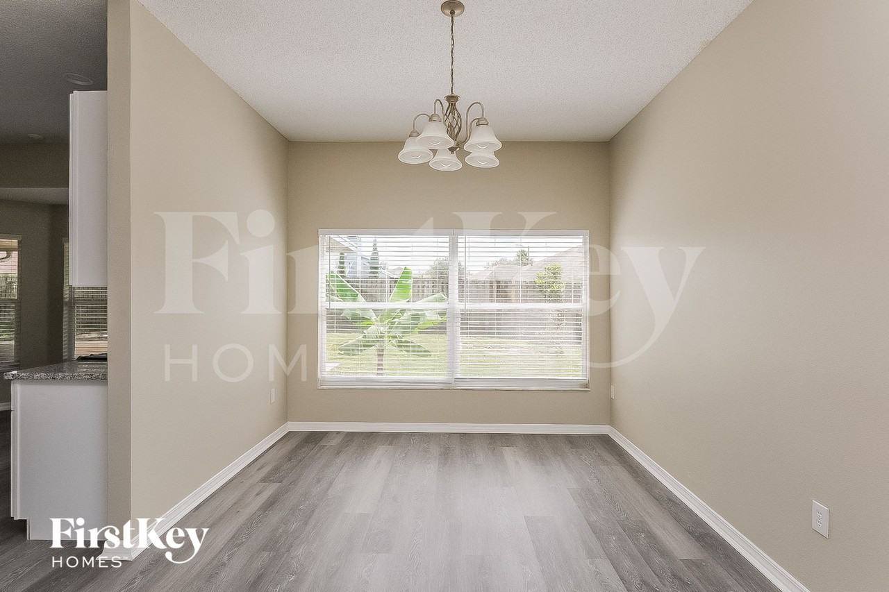 1204 Franford Dr - Photo 4 of 15
