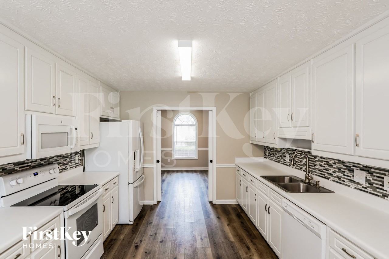 1370 Summer Lake Ter - Photo 5 of 15