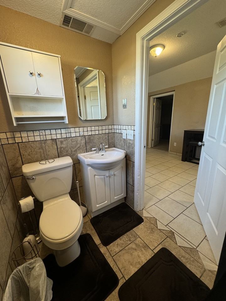 225 Oakwood Dr #1 - Photo 6 of 12