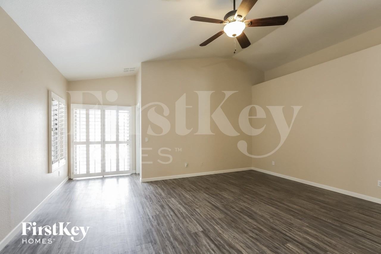 13424 W Gelding Dr - Photo 3 of 15
