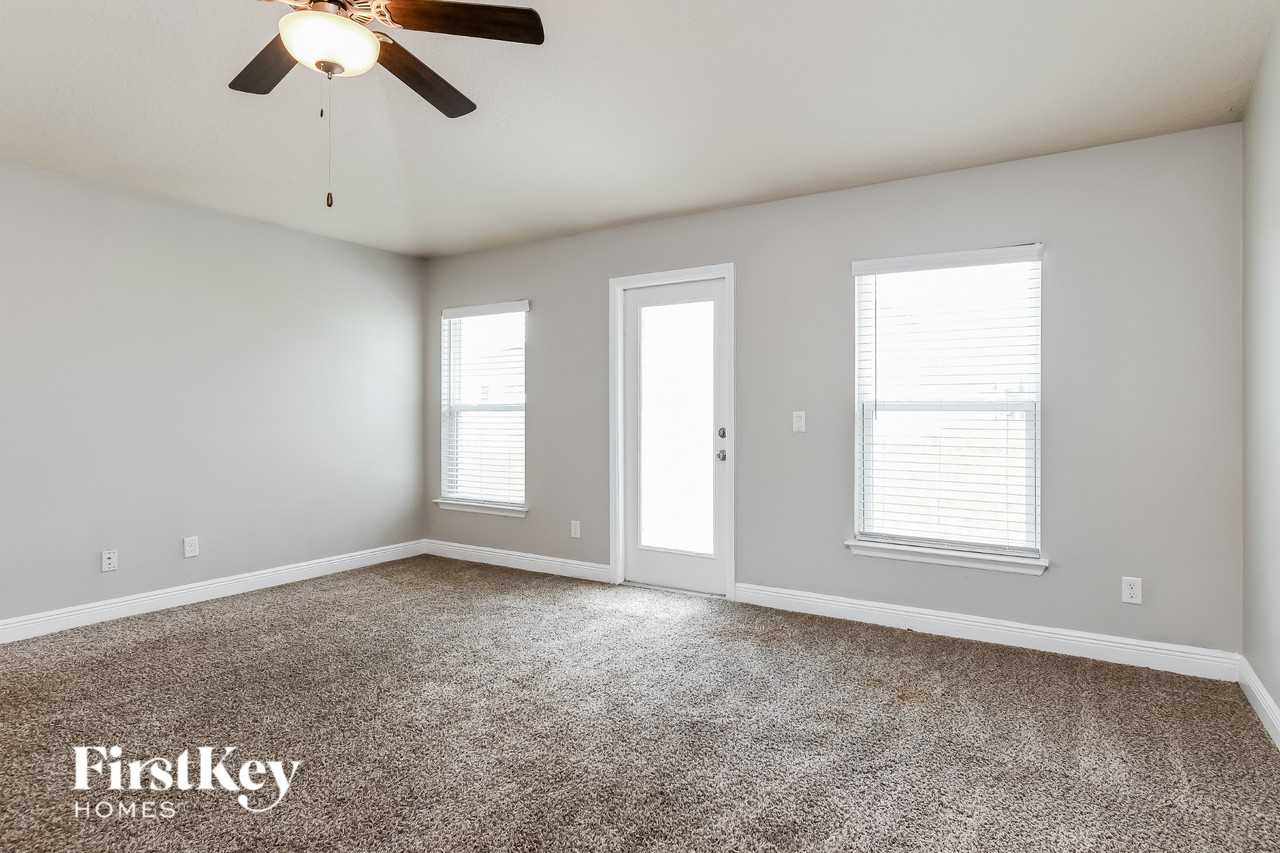 1119 Sabine Ln - Photo 3 of 16