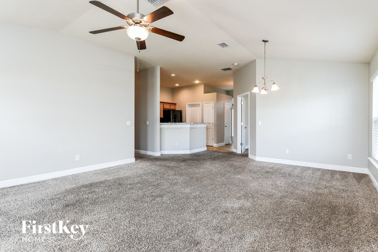 1119 Sabine Ln - Photo 4 of 16