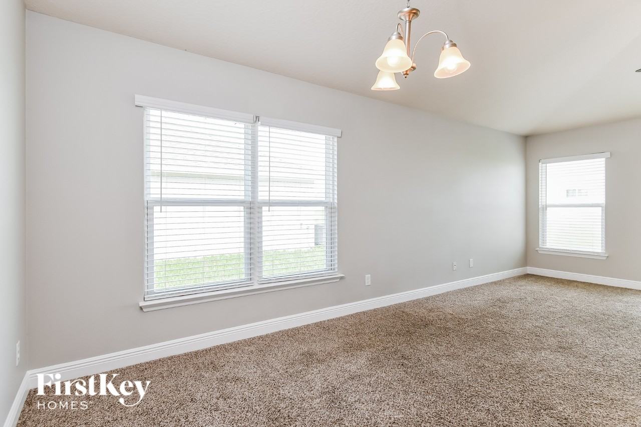 1119 Sabine Ln - Photo 5 of 16