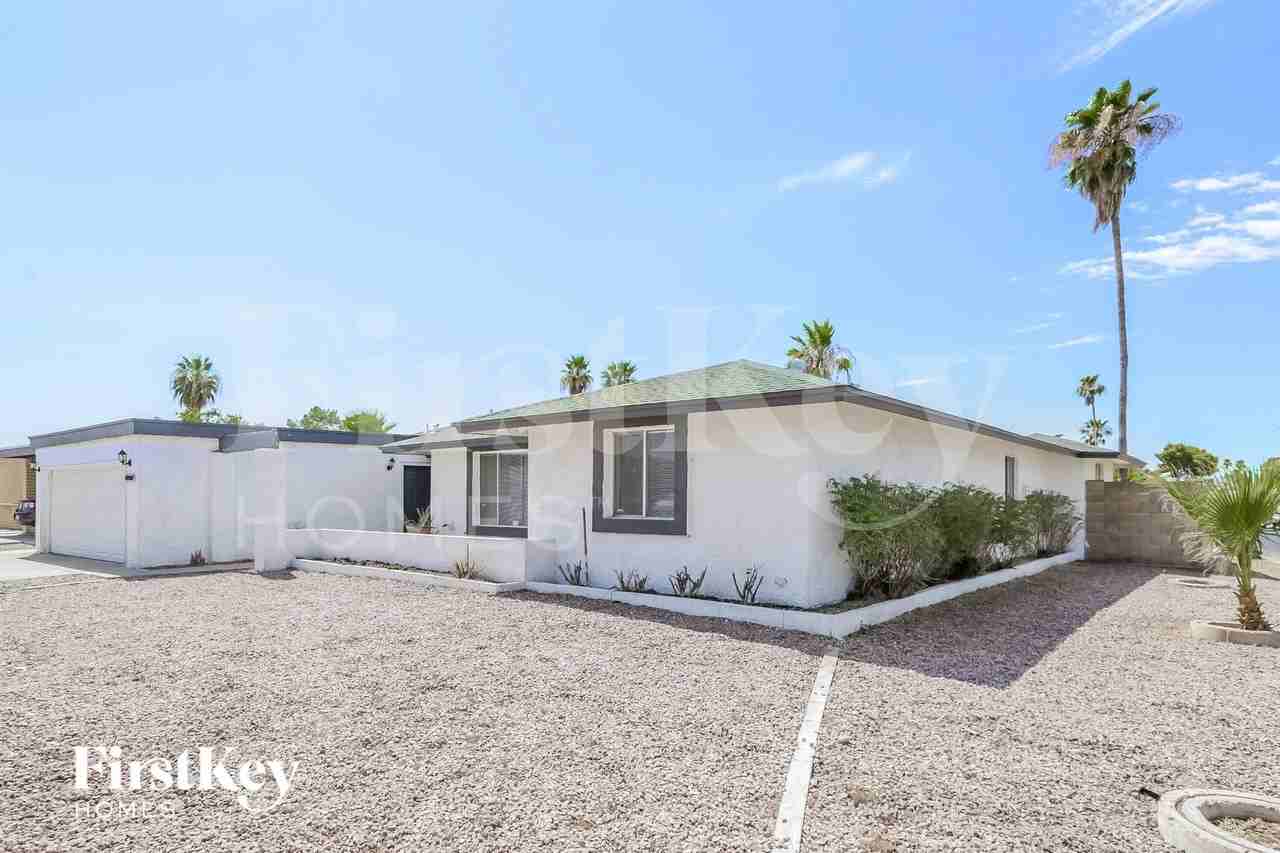 10437 W Campbell Ave - Photo 2 of 15