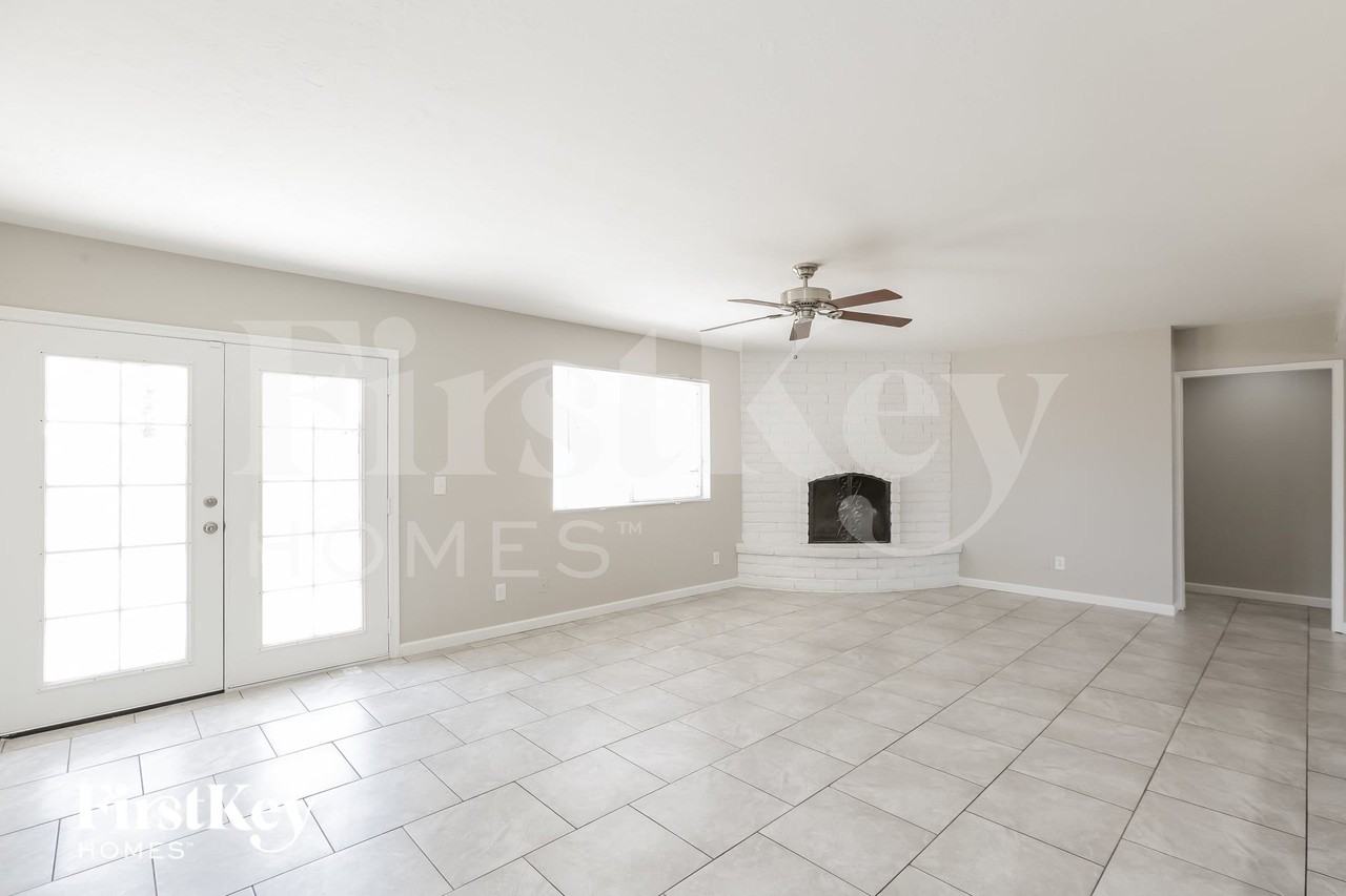 10437 W Campbell Ave - Photo 3 of 15