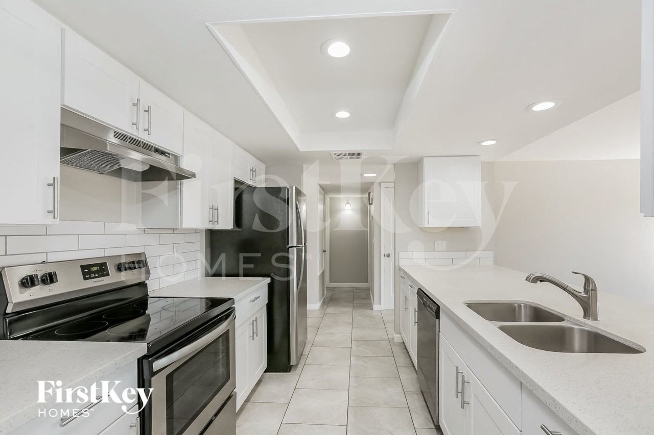 10437 W Campbell Ave - Photo 6 of 15