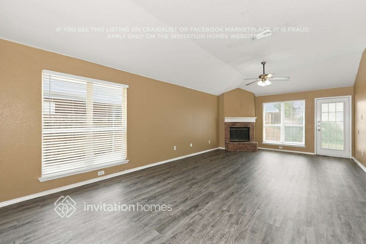 1009 Hannah St - Photo 3 of 17