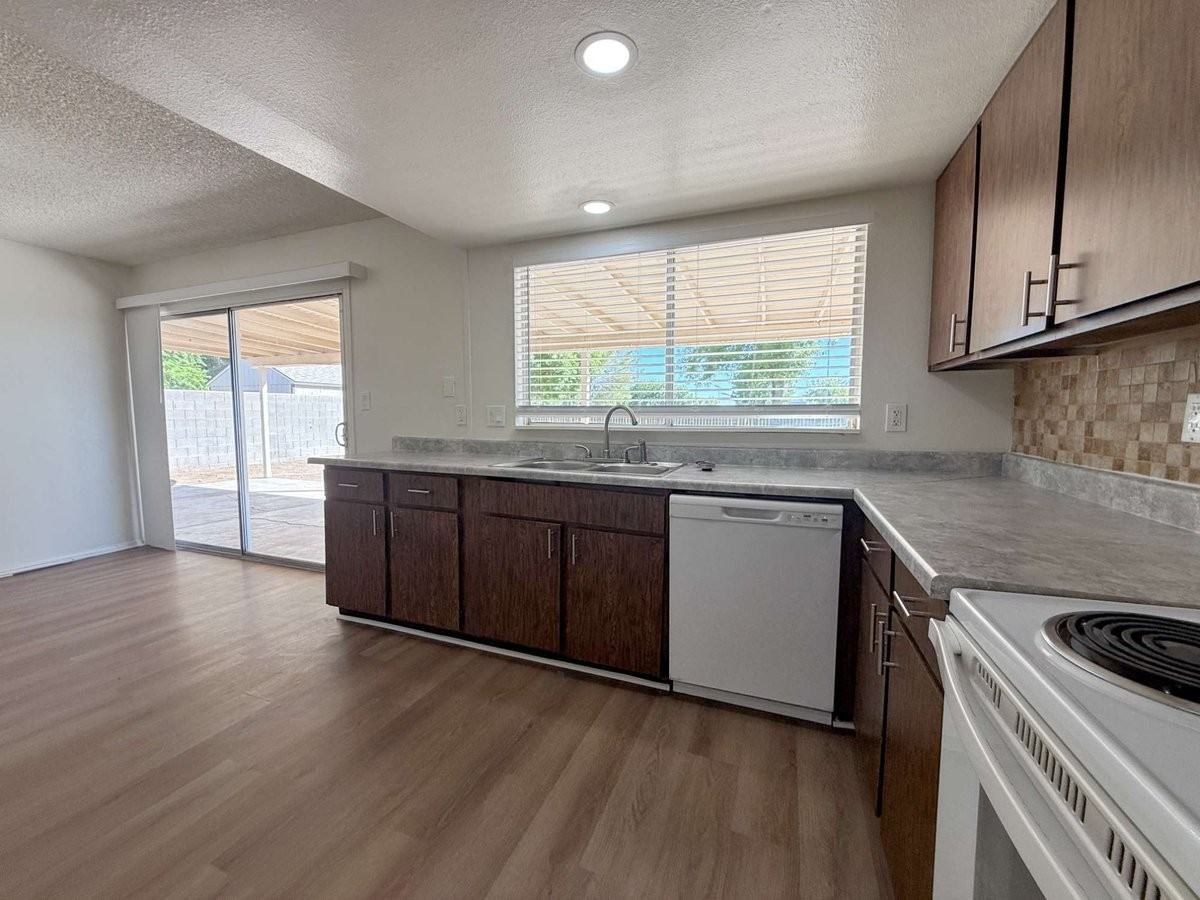5321 W Sierra St - Photo 2 of 31