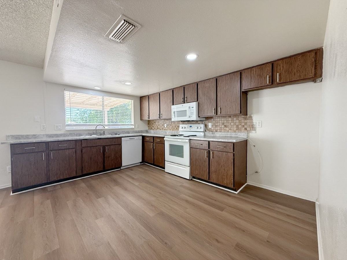 5321 W Sierra St - Photo 4 of 31
