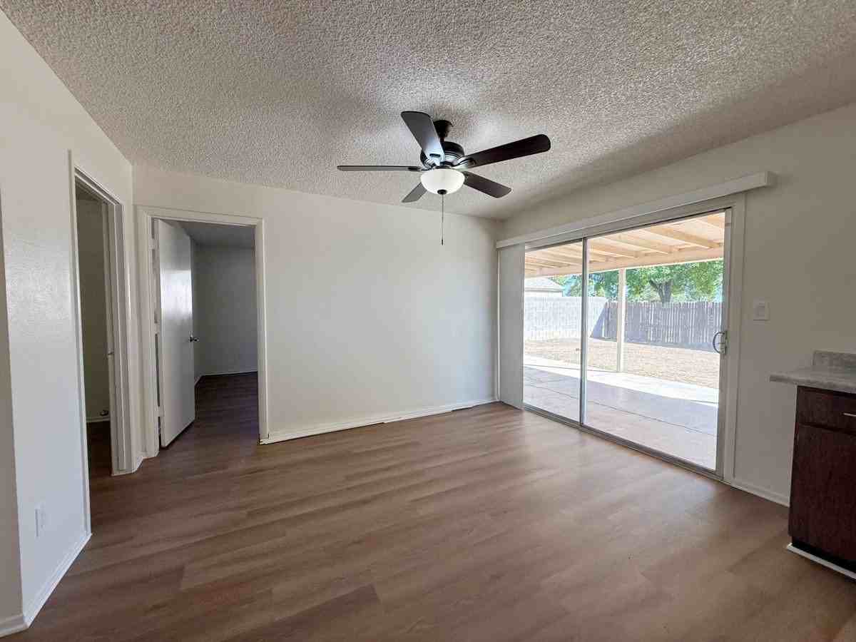 5321 W Sierra St - Photo 7 of 31