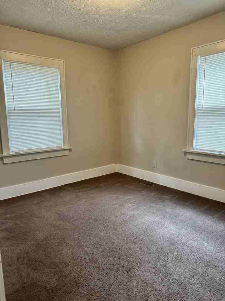 1004 S Market St #1 - Photo 5 of 7