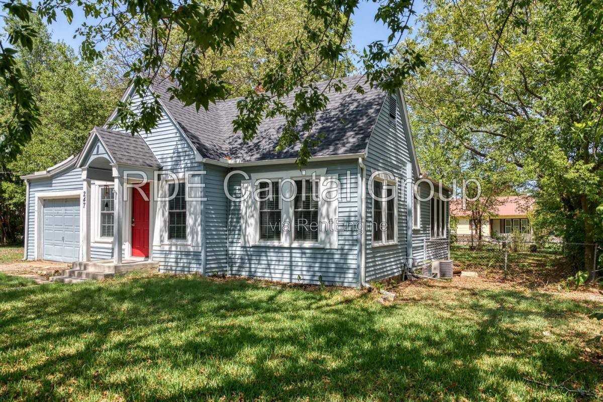 247 E N St - Photo 3 of 20