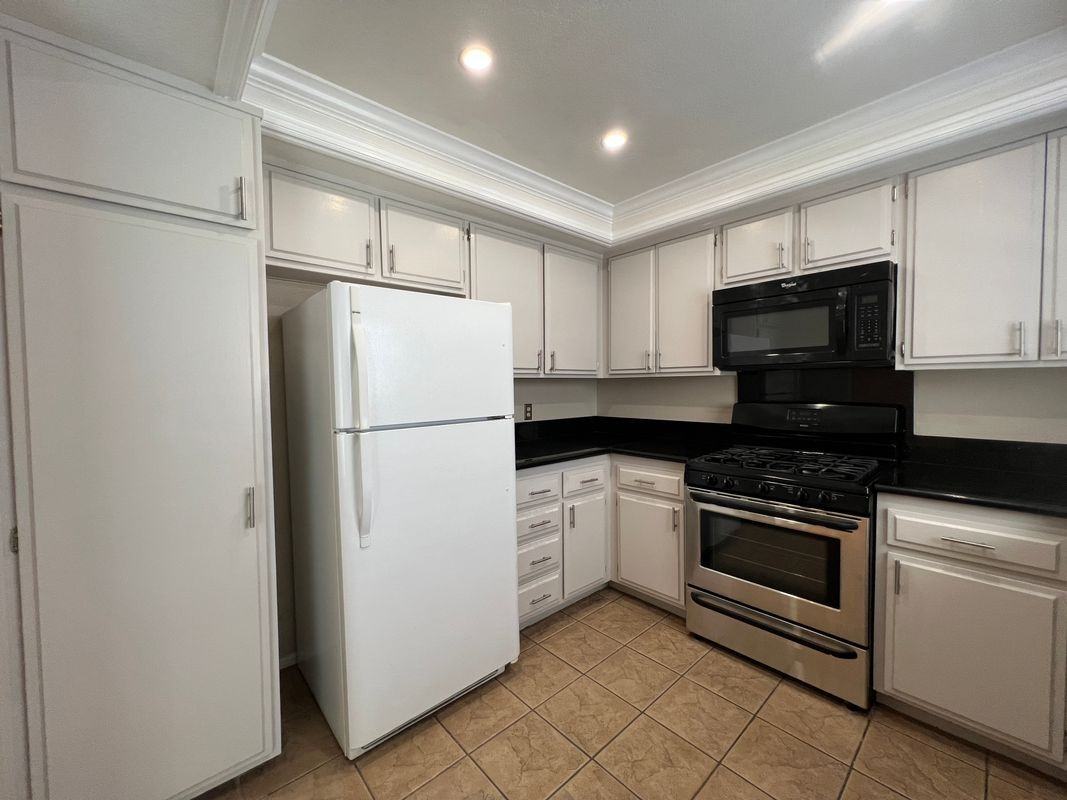 154 N Meridith Ave ##9 - Photo 7 of 47