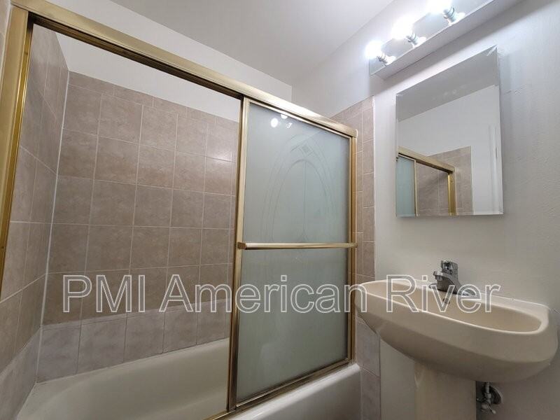 5618 Hillsdale Blvd #B - Photo 7 of 9