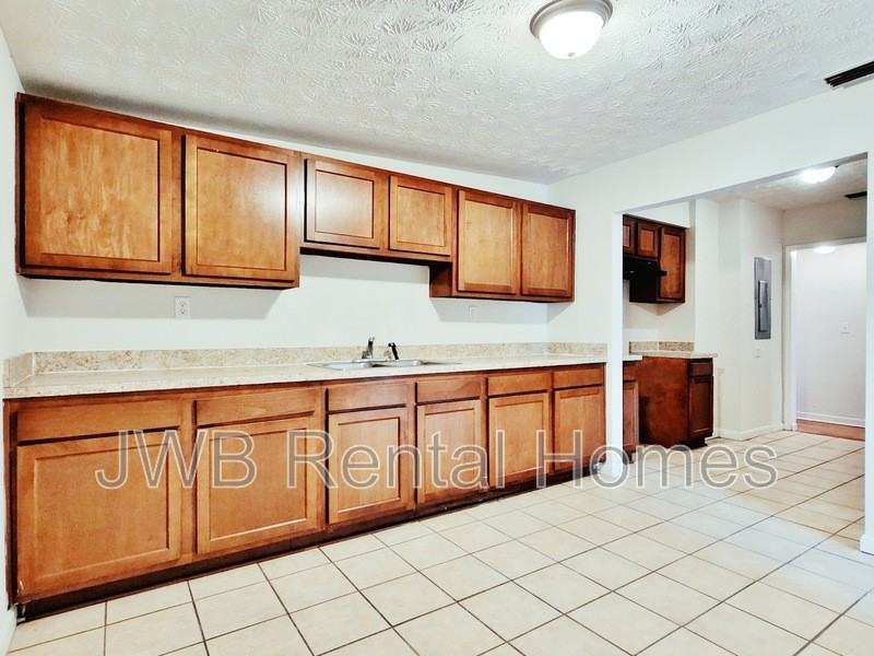 4672 Sussex Ave - Photo 2 of 11