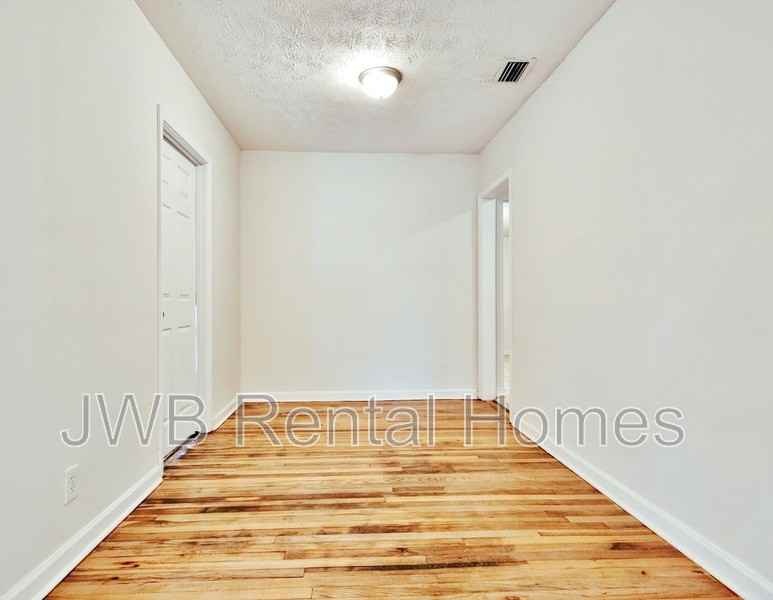 4672 Sussex Ave - Photo 4 of 11