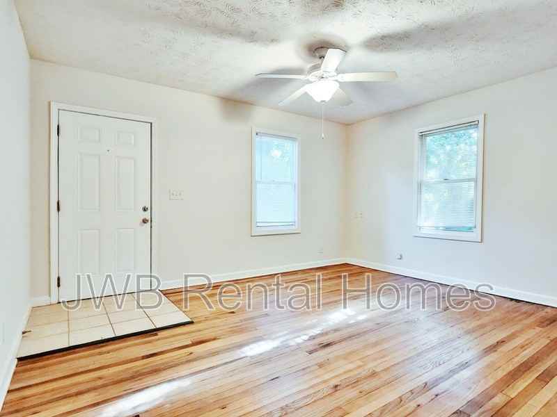 4672 Sussex Ave - Photo 6 of 11