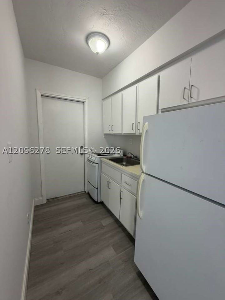 1642 Sw 7th St #5 - Photo 4 of 6