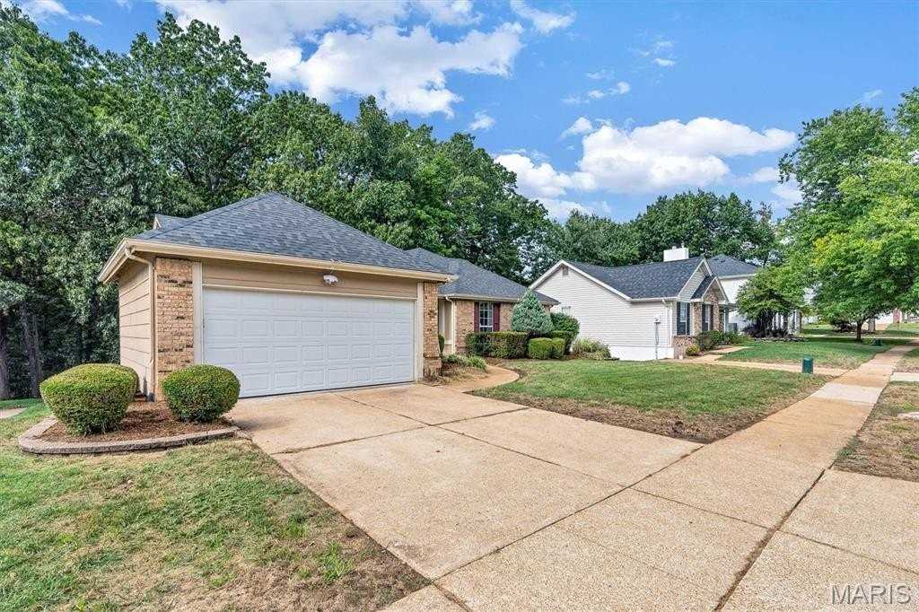 1409 Oakhall Manor Ct - Photo 4 of 43