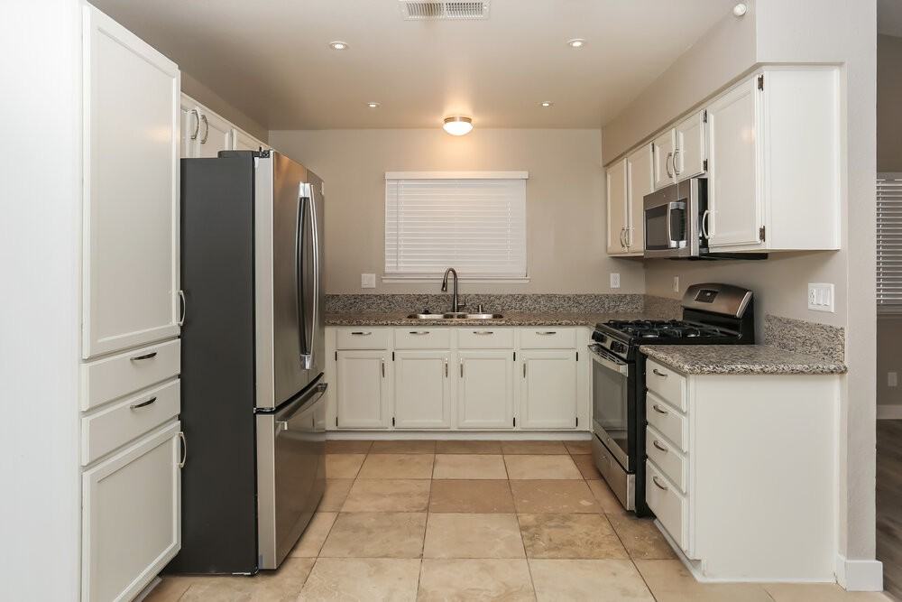 5221 Shady Grove Ln - Photo 5 of 16