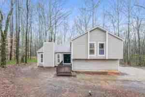featured image of 220 N Fayette Ct