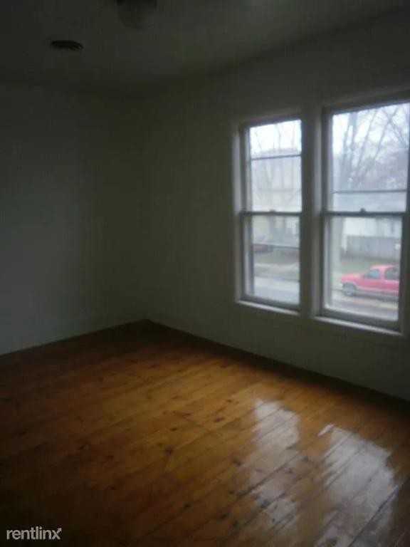 522 1/2 W Douglas St - Photo 2 of 4