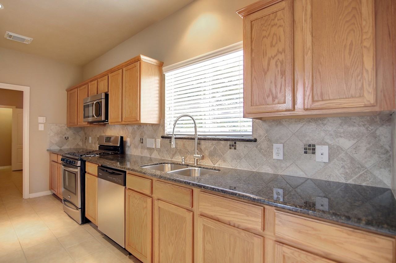 2212 Valley View Xing - Photo 5 of 12