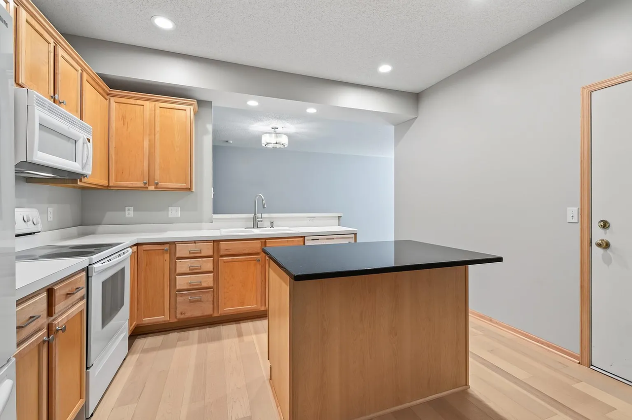 12155 Vermillion St Ne #F - Photo 6 of 16