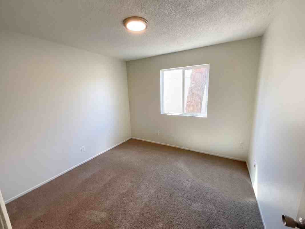 4038 West Mercer Lane - Photo 4 of 10