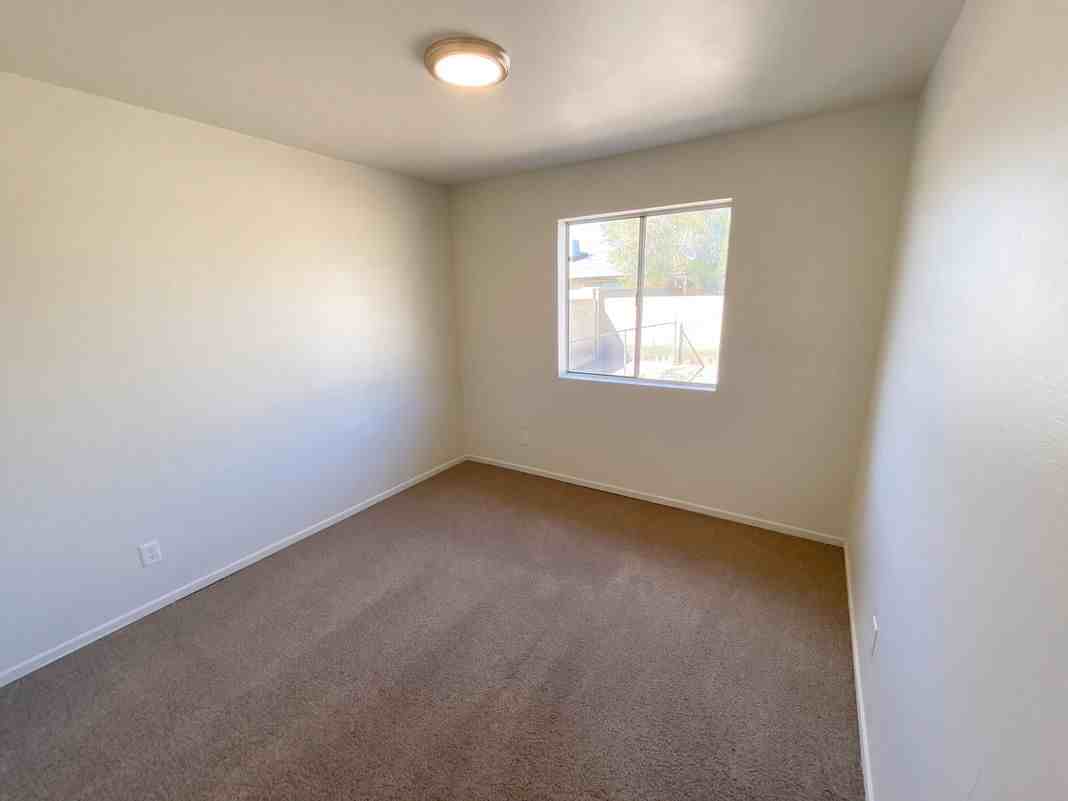 4038 West Mercer Lane - Photo 5 of 10