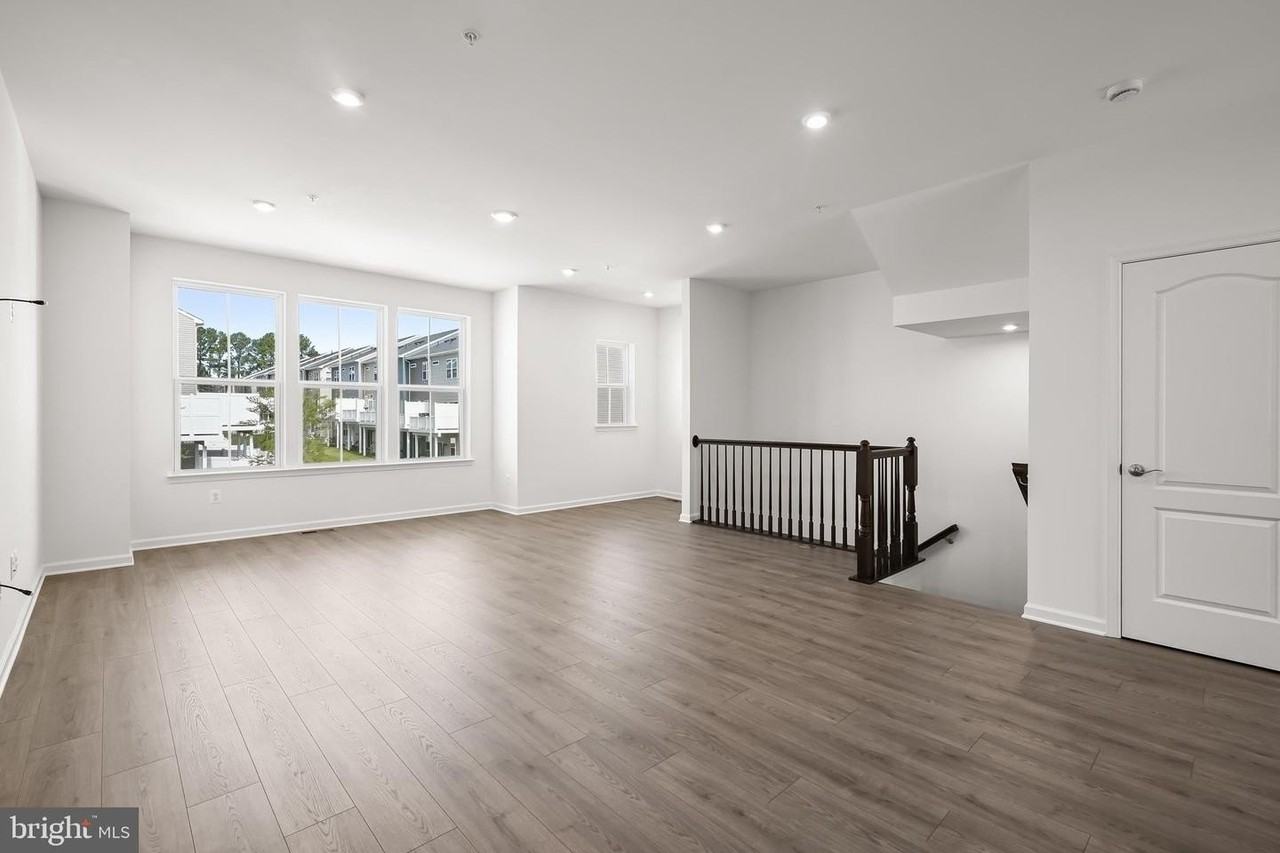 643 Eastland Row - Photo 4 of 46